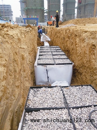 道路边铺设集水模块